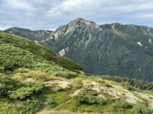 双六小屋でテント設営後、鷲羽岳を眺めながらまったり。本日はここまで。