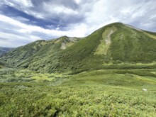 双六岳南峰、緑が濃い