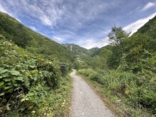 一番奥の山の裏側が鏡平でさらにその向こうまで登ります