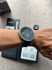 装着、ベゼルの大きさは49mm、PROTREKより大きく見えるがほぼ同じ寸法